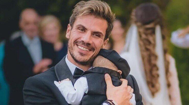 Άκης Πετρετζίκης: Απαθανατίζει τον γιο του να τον παρακολουθεί στην τηλεόραση [εικόνα]