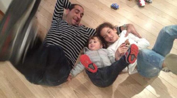 Άκης Ιωακείμ: Στο πάτωμα με την κόρη του!