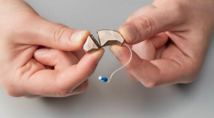 Ακόμα κι αν έχεις θέμα με την ακοή σου υπάρχει ένα design βοήθημα… σαν κόσμημα