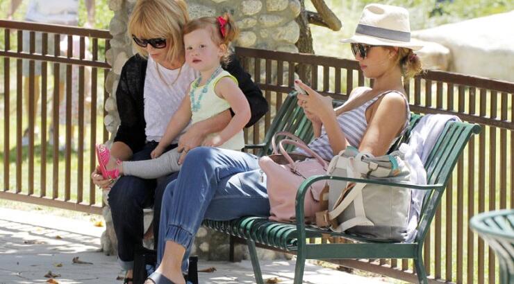 Jessica Alba: Χαλαρές στιγμές με τη μητέρα της και την κόρη της [εικόνες]