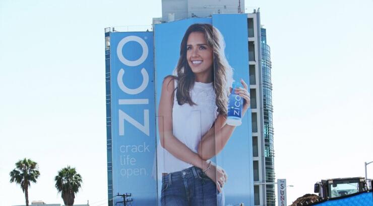 Η Jessica Alba διαφημίζει νερό [εικόνες]