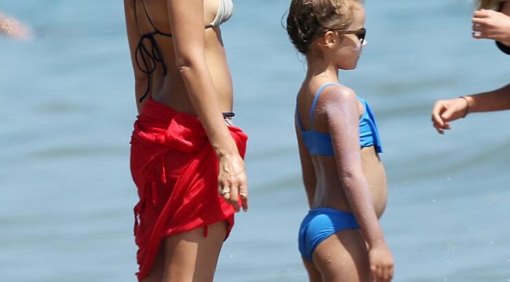 Η Jessica Alba στην παραλία με bikini [εικόνες]