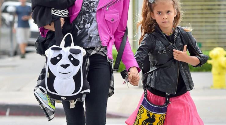 Το φούξια leather jacket της Jessica Alba [εικόνες]