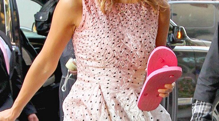 Jessica Alba: Με τα παπούτσια στο χέρι [εικόνες]