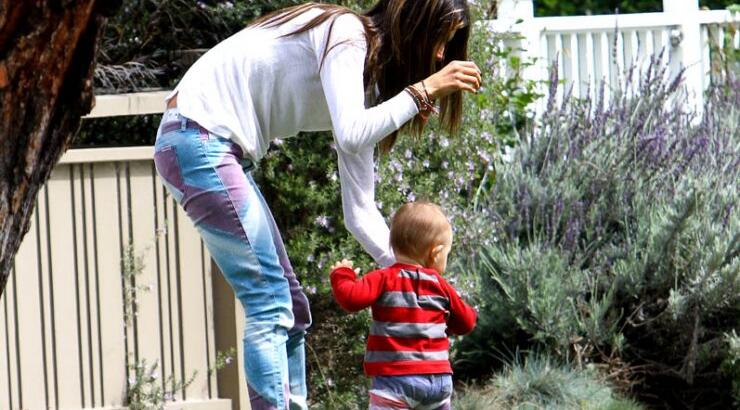 Ποια είναι η διάσημη που μαθαίνει στο παιδί της πώς να περπατά;