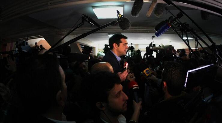 Τα ευτράπελα των εκλογών: Η καρέκλα του Τσίπρα, η παράλειψη του Σαμαρά και η φωτογραφία του Θεοδωράκη 