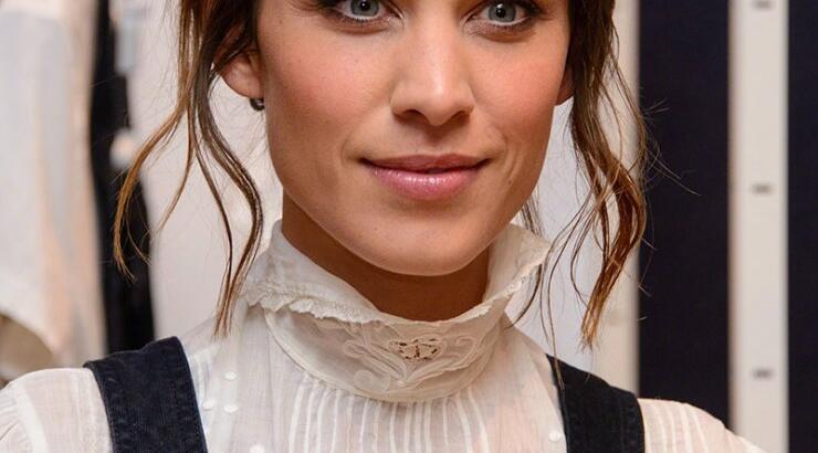 Alexa Chung: Το διάσημο it-girl βγάζει τη δική του συλλογή ρούχων  