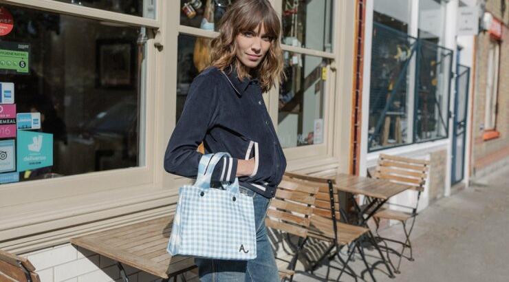 Η Alexa Chung σχεδίασε την πρώτη της τσάντα και είναι πολύ οικονομική