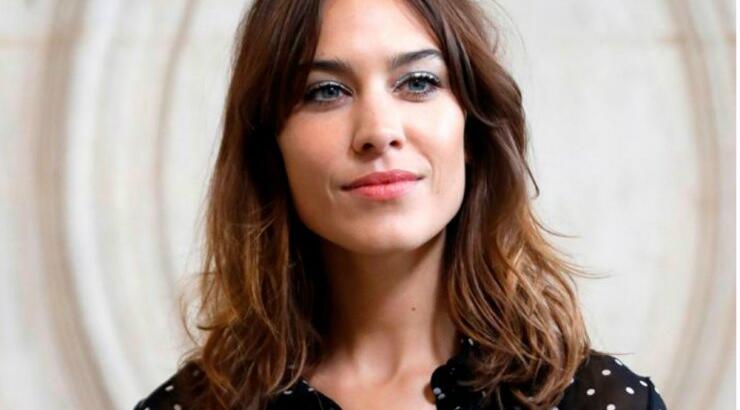 H Alexa Chung φόρεσε τa sneakers που πρέπει να έχεις στην γκαρνταρόμπα σου αυτή τη σεζόν