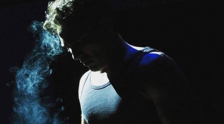 Το ατύχημα Κύπριου ηθοποιού επί σκηνής! [βίντεο]