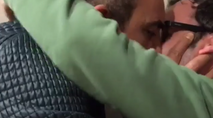 Επώνυμος Κύπριος ανταλλάζει παθιασμένο φιλί στο στόμα με άντρα!