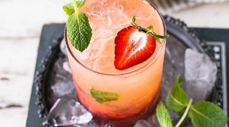 Καλοκαίρι και αλκοόλ: Μία εξίσωση που μας προσθέτει βάρος - Ή μήπως όχι;