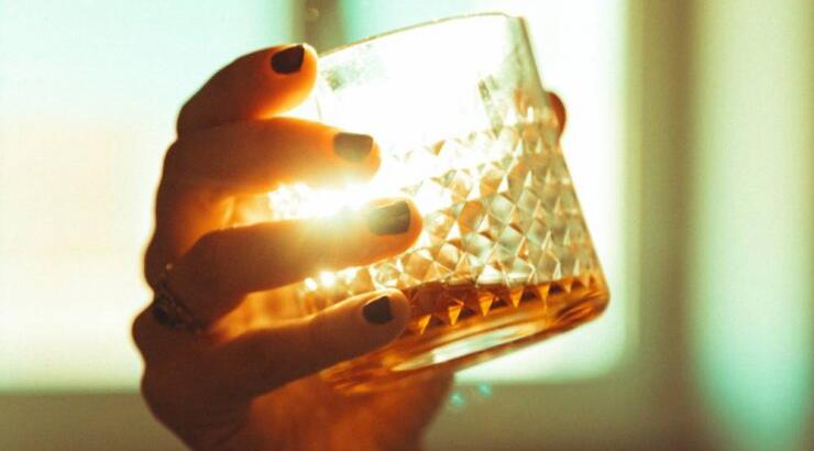 Η ψυχίατρος μας μιλά για τη διαταραχή χρήσης αλκοόλ