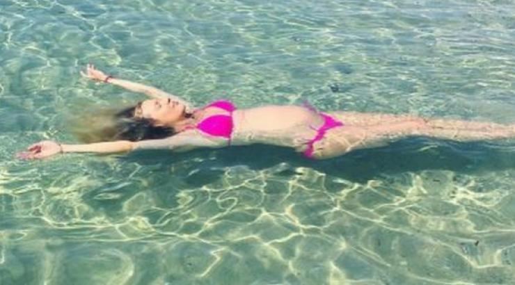 Ελληνίδα παρουσιάστρια απολαμβάνει βουτιές με φουσκωμένη κοιλίτσα!