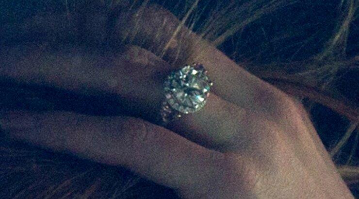 Δείτε το τεράστιο μονόπετρο της Amber Heard [φωτογραφίες]