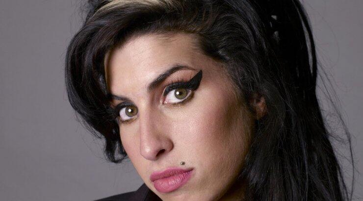 Η φωτογραφία της νεκρής από ναρκωτικά Amy Winehouse που έχει σοκάρει το διαδίκτυο! [σκληρή εικόνα]