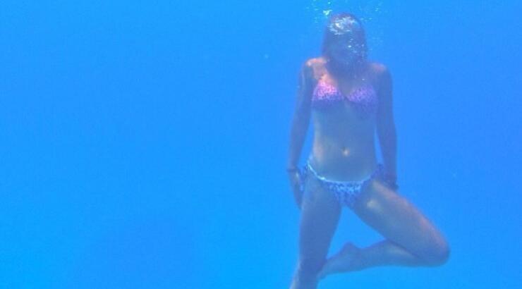 Γνωστή ηθοποιός αναστατώνει με τις σέξι υποβρύχιες πόζες της