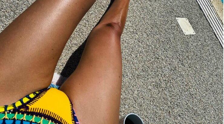 Επώνυμη Κύπρια φόρεσε το μπικίνι της και έκανε ηλιοθεραπεία στην πισίνα του σπιτιού της