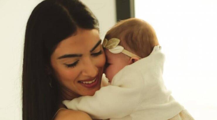 Άντρεα Κυριάκου: Παιχνίδι με την κόρη της, Μαρίλια [εικόνα]