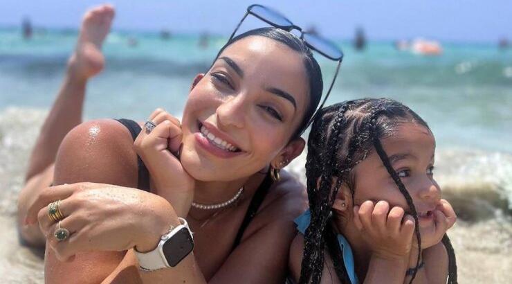 Άντρεα Νικολάου Παναγή: Παιχνίδια με την κόρη της στην άμμο με matchy – matchy μαγιό [εικόνες]