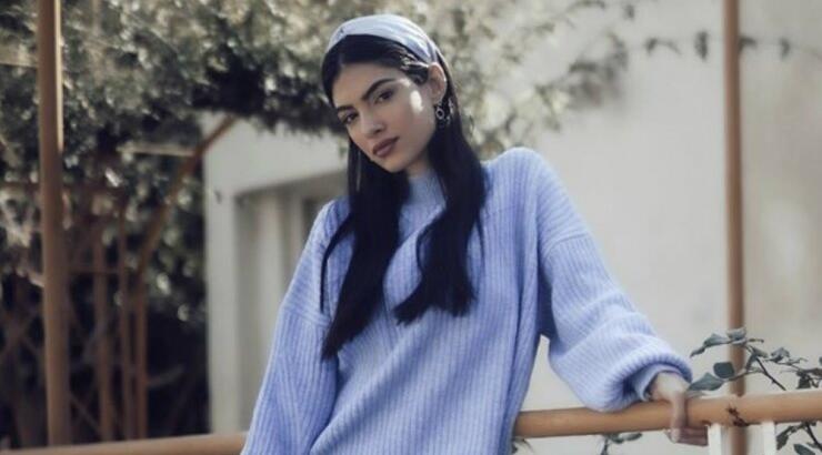 Η Άντρεα Κυριάκου μας υπενθυμίζει πως αυτό το οικονομικό αξεσουάρ χαρίζει στυλ