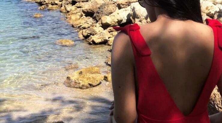 Επώνυμη Κύπρια αναστατώνει τον ανδρικό πληθυσμό με τη σέξι πίσω όψη της με μαγιό!