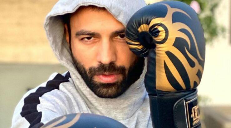 Ο Ανδρέας Γεωργίου ποζάρει εντελώς γυμνός στο δάσος! [εικόνα]