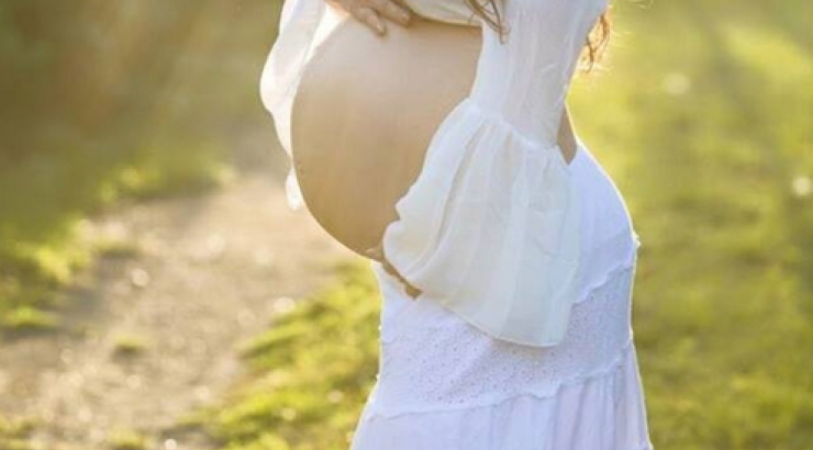 Επώνυμη Ελληνίδα ποζάρει λίγο πριν γίνει μανούλα!