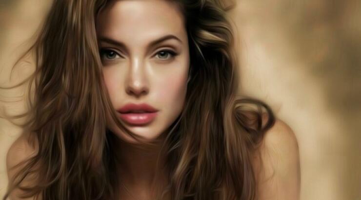 Στο σφυρί βγαίνει η γυμνή Jolie 