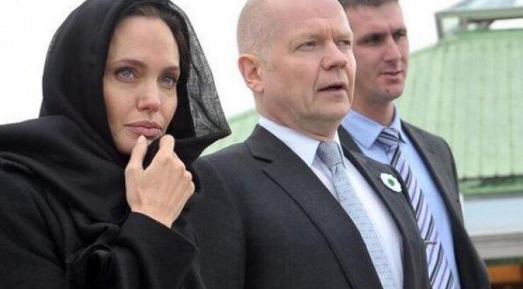 Ντύθηκε στα μαύρα για τα θύματα της Σρεμπρένιτσα η Αντζελίνα Τζολί