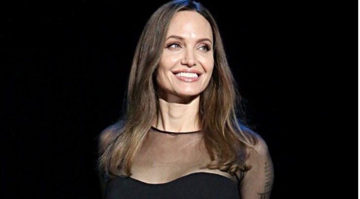 H Angelina Jolie έκανε μια elegant εμφάνιση με το πιο basic κομμάτι της γυναικείας γκαρνταρόμπας