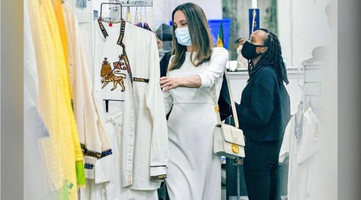 Η Angelina Jolie έκανε μια εξαιρετικά κομψή εμφάνιση με ένα κλασικό φόρεμα