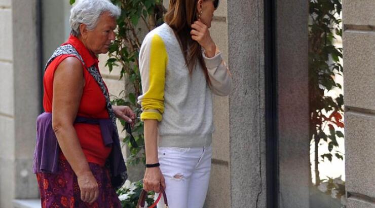 Διάσημο fashion icon κάνει window shopping. Ποια είναι; 