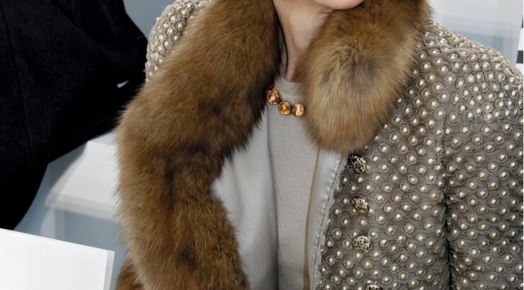 5 απίστευτα πράγματα που έχουν κάνει διάσημοι σταρ, επειδή «το είπε η Anna Wintour» 