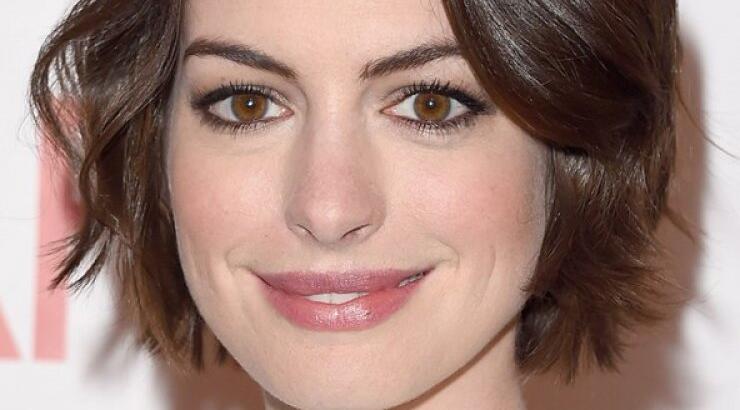 H Anne Hathaway μας δείχνει για πρώτη φορά το μωράκι της