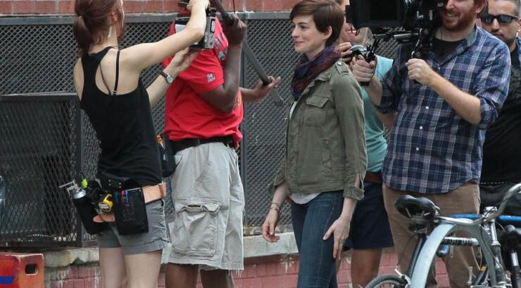 H Anne Hathaway στα γυρίσματα της νέα της ταινίας