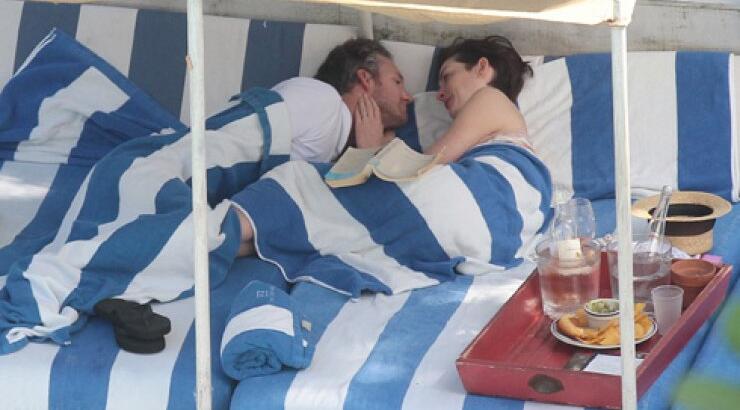 Ερωτικές στιγμές για διάσημη σταρ με το σύζυγό της [φωτογραφίες]