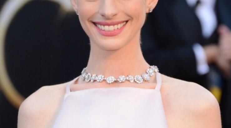 Anne Hathaway: Δείτε το φόρεμα που θα φορούσε στα Όσκαρ: Γιατί άλλαξε γνώμη τελευταία στιγμή;