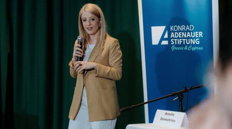 Αννίτα Δημητρίου: Η αγάπη της για το ultra chic κομμάτι της χειμερινής μόδας