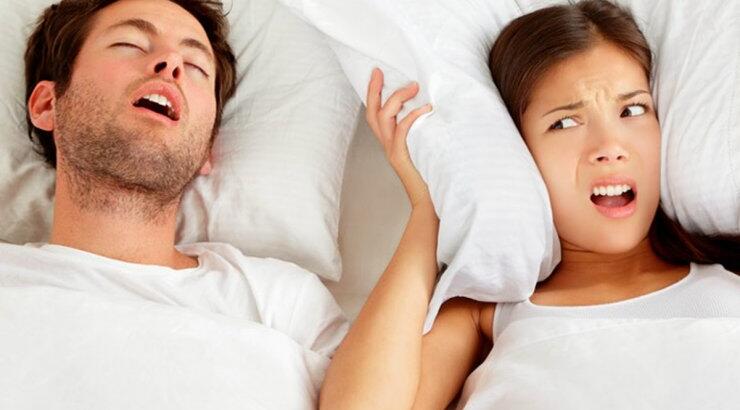 Οι τροφές που βάζουν τέλος στο ροχαλητό