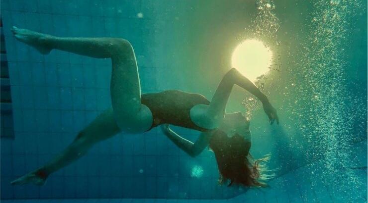 Ελληνίδα τραγουδίστρια σοκάρει: "Mε ξεκούμπωσε, με ξέντυσε, έβαλε τα χέρια του στα ευαίσθητα σημεία μου" [βίντεο]