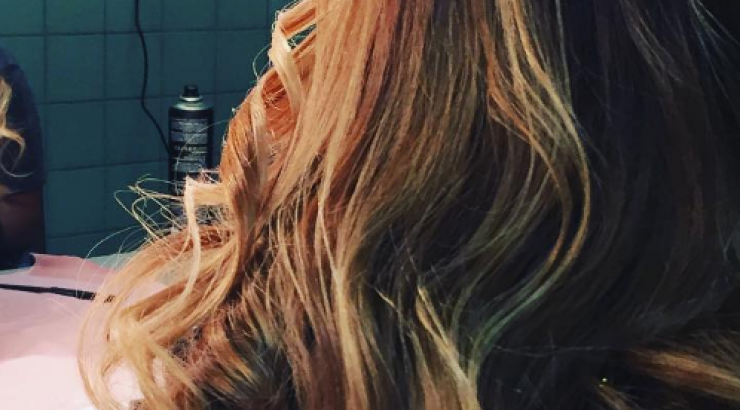 Πανέμορφη επώνυμη Ελληνίδα ετοιμάζεται να ανέβει τα σκαλιά της εκκλησίας!