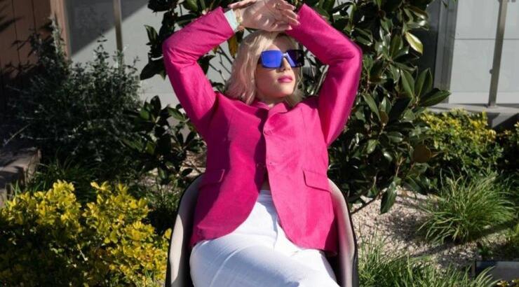 Τα 3 stylish looks της Άντρης Καραντώνη με μπλέιζερ