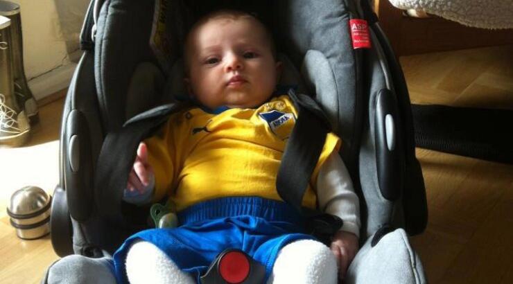 Ποιού ποδοσφαιριστή του ΑΠΟΕΛ γιος, είναι αυτός ο μπέμπης;