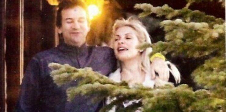 Μενεγάκη-Παντζόπουλος: Αγκαλιασμένοι και ερωτευμένοι στην Αράχωβα