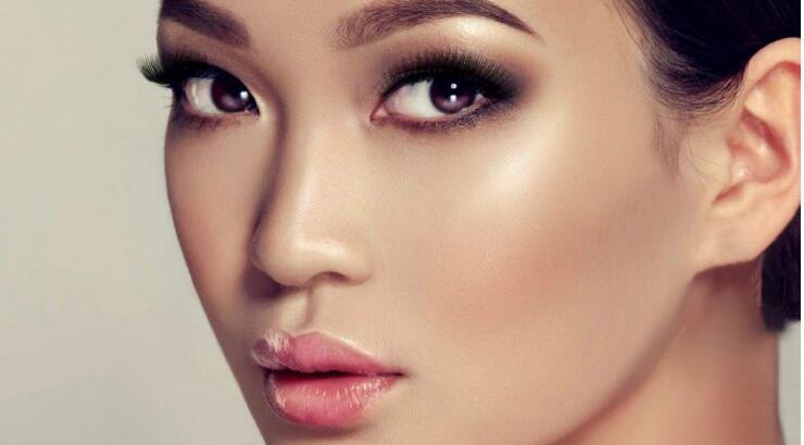 Summer Bronzer Look: 5 προϊόντα μακιγιάζ που πρέπει να εντάξετε στο καλοκαιρινό σας νεσεσέρ