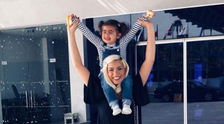 Έντρομη η Άντρη Καραντώνη στον ζωολογικό κήπο με τη μικρή Αργυρώ! [εικόνα]