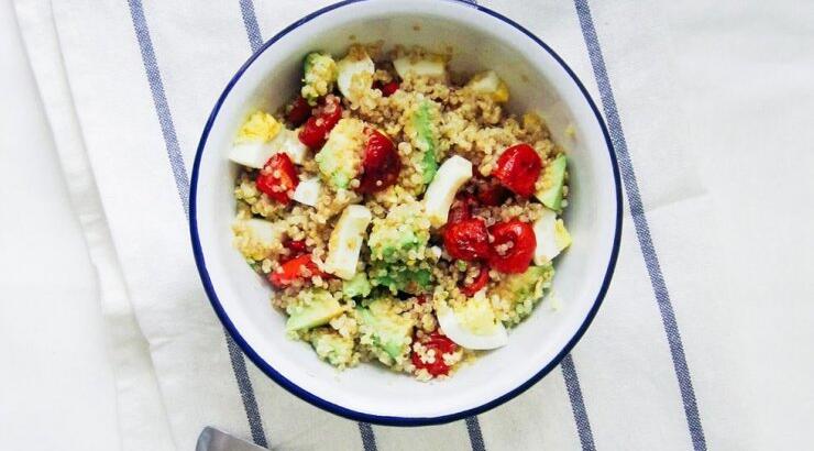 Ελαφριά σαλάτα με κινόα, αβοκάντο και αβγά 