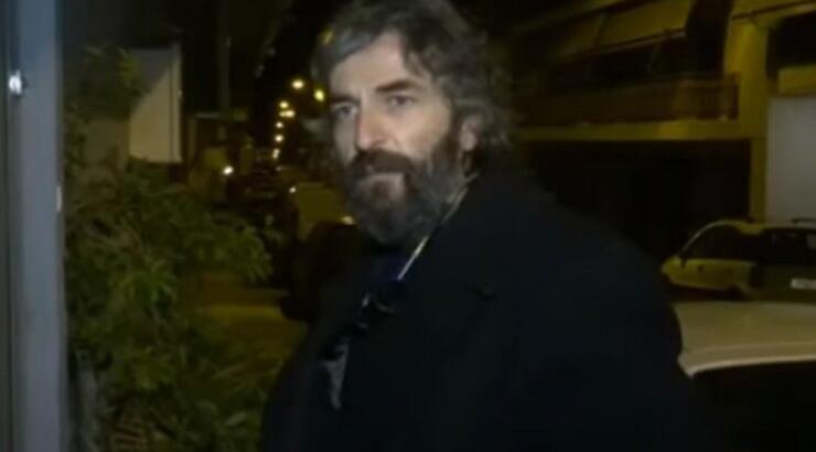 Άρης Σερβετάλης: Η πρώτη του αντίδραση on camera μετά την αποχώρηση από την παράσταση [βίντεο]