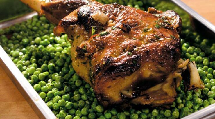 Αρνίσιο μπούτι με δυόσμο και αρακά στο φούρνο